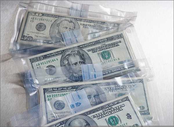 Vacuum packed banknotes